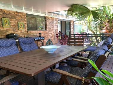 'Sandy Palms' 28 Moorooba Cr - Beautiful Home with Wifi Air-con and Boat Parking