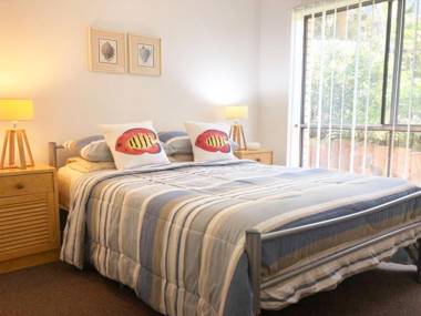 'Sandy Palms' 28 Moorooba Cr - Beautiful Home with Wifi Air-con and Boat Parking