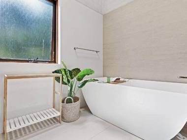 'Nunkeri' 5 Kerrie Close - Stunning House with Fabulous Views Linen WIFI & Air Conditioning