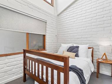 'Nunkeri' 5 Kerrie Close - Stunning House with Fabulous Views Linen WIFI & Air Conditioning