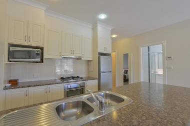 Cadman Motor Inn and Apartments