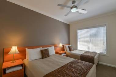 Cadman Motor Inn and Apartments