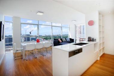Moore to See - Modern and Spacious 3BR Zetland Apartment with Views over Moore Park
