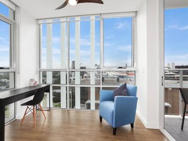 As the Sun Sets - Modern and Spacious 2BR Zetland Apartment Facing the Setting Sun