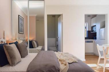 Sun-Drenched 1 Bed Studio Apt Newtown Parking