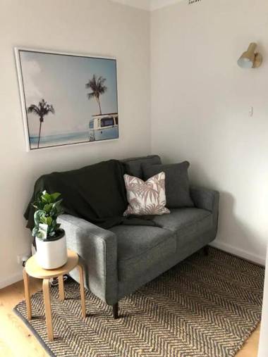 Sun-Drenched 1 Bed Studio Apt Newtown Parking