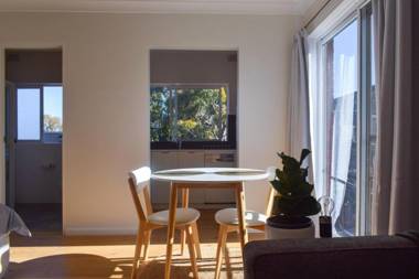 Sun-Drenched 1 Bed Studio Apt Newtown Parking