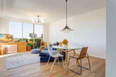 Bright and Modern Apartment in Amazing Location