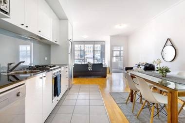 A Stylish & Bright Suite Next to Darling Harbour