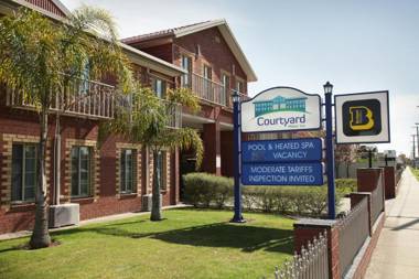 Courtyard Motor Inn