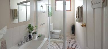 SHELLHARBOUR BEACH COTTAGE - 1 minute walk to beach flags in summer