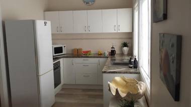 SHELLHARBOUR BEACH COTTAGE - 1 minute walk to beach flags in summer