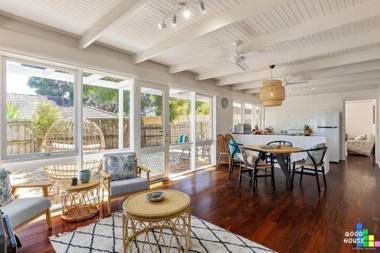 Rosebud Hideaway - Cute Cosy Beach House