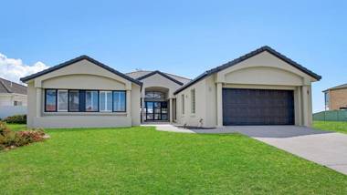 FLOATING ON THE CANALS - 80 COMMODORE CRES