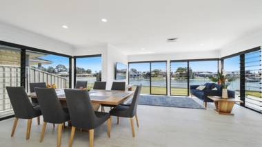 FLOATING ON THE CANALS - 80 COMMODORE CRES