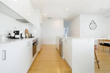 Minimalist Penthouse Condo with Skyline Vistas