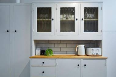 1 Bedroom Art Deco Apt With Study