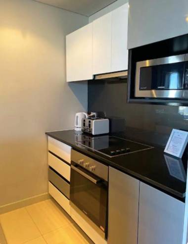 LOCATION LOCATION CITY VIEWS NETFLIX WIFI WINE