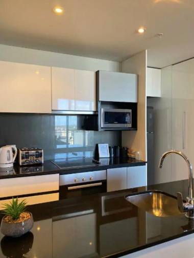 LOCATION LOCATION CITY VIEWS NETFLIX WIFI WINE