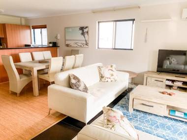 Spacious Homely Apartment Close to Everything