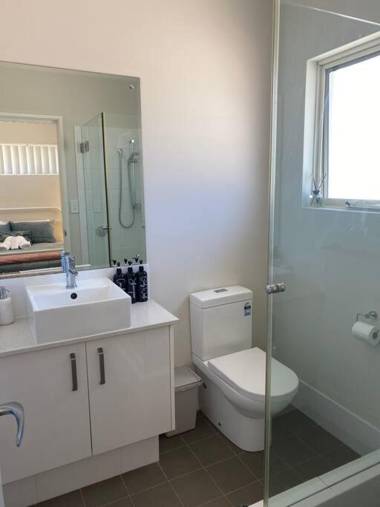 Great Value Close to Airport and Shops Free Wifi Netflix Wine