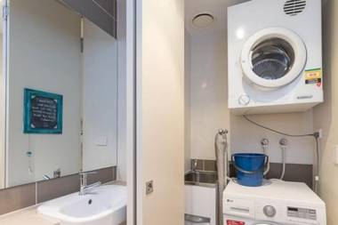 DELUXE CLOSE TO CITY WIFI NETFLIX WINE PARKING