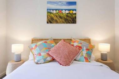 CONVENIENT AIRPORT SUNNY GARDEN WIFI NETFLIX WINE