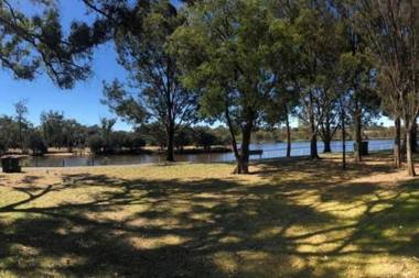 CONVENIENT AIRPORT SUNNY GARDEN WIFI NETFLIX WINE