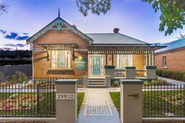 Blue Door Apartments Heritage Charm in CBD