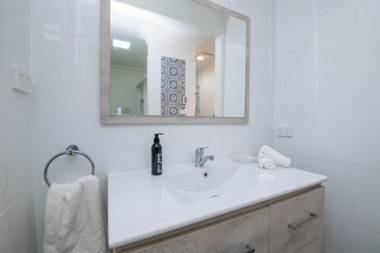 Blue Door Apartment 2 - Spacious CBD Apartment