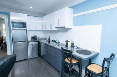Blue Door Apartment 2 - Spacious CBD Apartment