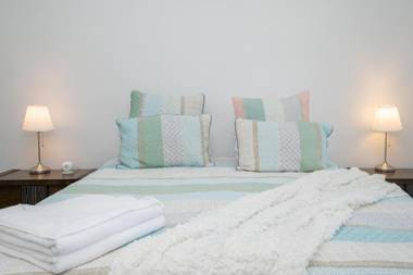 Cute & Cosy Cottage Close to Town Neat & Well-Appointed