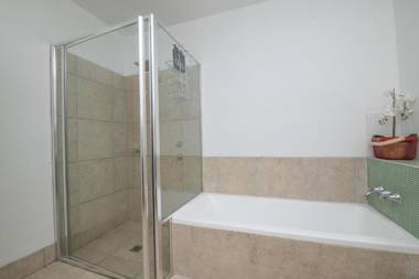 Cute & Cosy Cottage Close to Town Neat & Well-Appointed