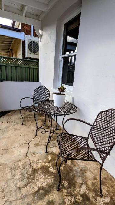 Roseland Cottage - Central location - family and small pet friendly