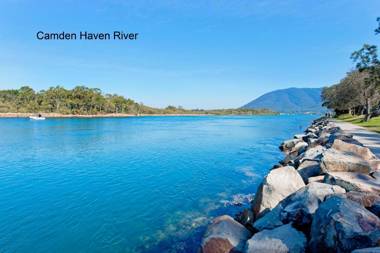 Adrift at Dolphin Cove Apt 5 - riverfront modern