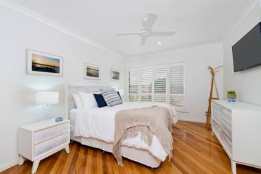 Adrift at Dolphin Cove Apt 5 - riverfront modern