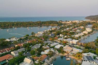 Walk to Hastings Street Noosa Sound