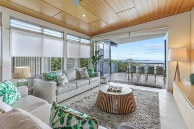 Trendy treetop living with sea views Noosa Heads