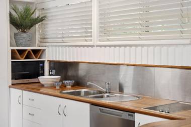 Ocean Views Central to everything 2 bed 2 minute walk to Beach