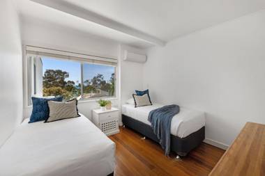 Ocean Views Central to everything  2 bed 2 minute walk to Beach