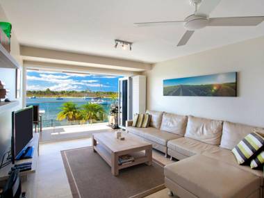 Commodore 1 Noosa Parade 80