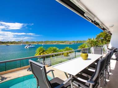 Commodore 1 Noosa Parade 80