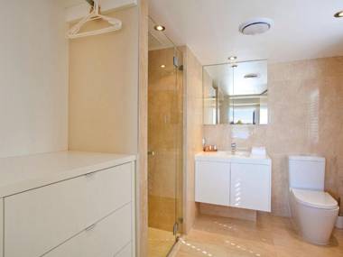 Commodore 1 Noosa Parade 80