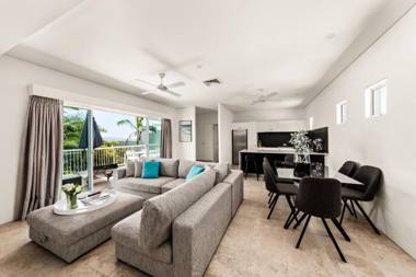 NOOSA BLUE Penthouse Views 450 metres to Hastings St and Beach