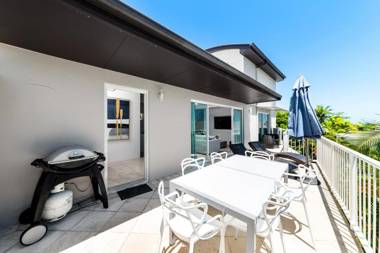 NOOSA BLUE Penthouse Views 450 metres to Hastings St and Beach