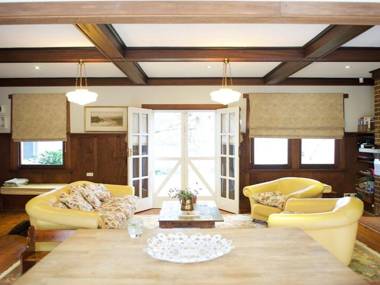 Robin Hill Manor - rambling retreat & tennis court