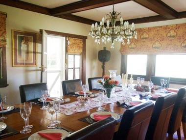 Robin Hill Manor - rambling retreat & tennis court