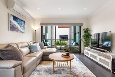 Olu 2BR 2BA townhouse. Close to everything