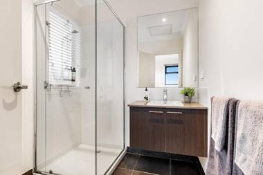 Olu 2BR 2BA townhouse. Close to everything