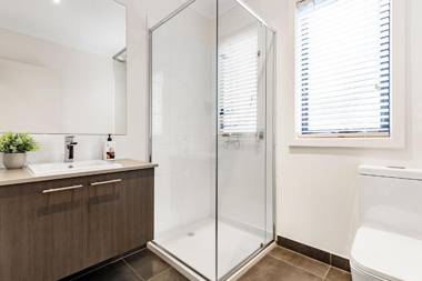 Olu 2BR 2BA townhouse. Close to everything